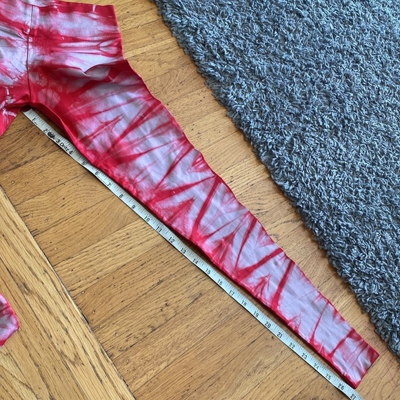 NUX Red and White Tie Dye Seamless Leggings Size Small - Picture 9 of 9